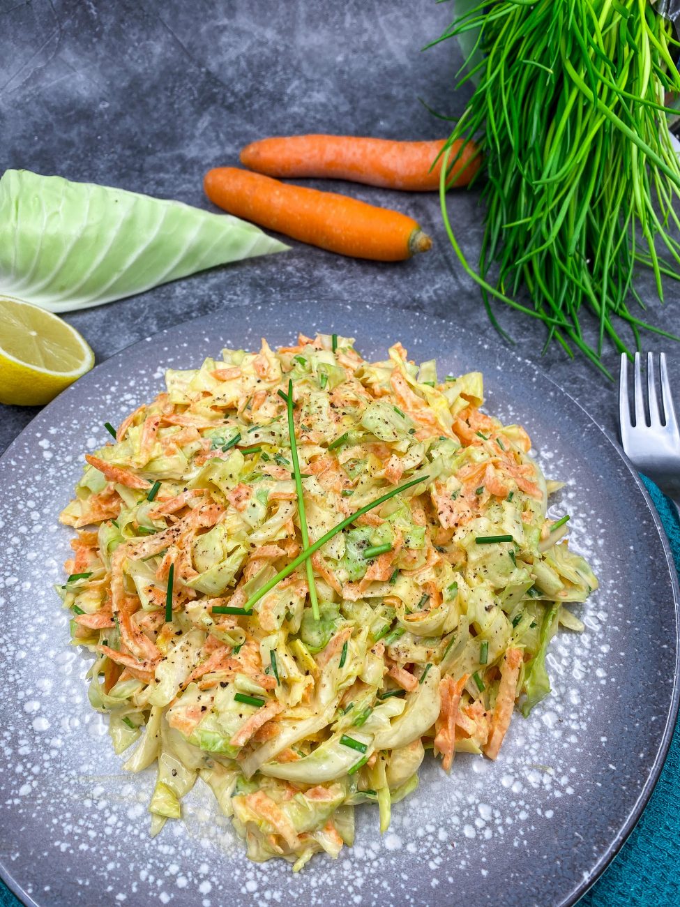 Sallatë me lakër të bardhë dhe karrota (coleslaw)