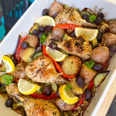 Tavë me pulë dhe patate aromatizuar me erëza mesdhetare