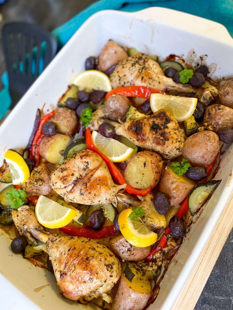 Tavë me pulë dhe patate aromatizuar me erëza mesdhetare