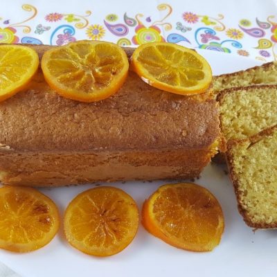 Kek me portokall dhe feta portokalli të karamelizuara