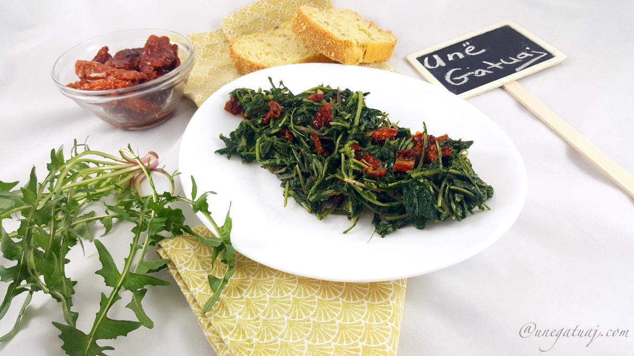 Çikore e tiganisur me domate të thara