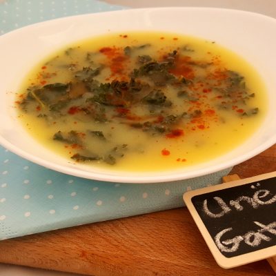 Supë me patate dhe lakër jeshile (kale) Supë me patate dhe lakër jeshile (kale)
