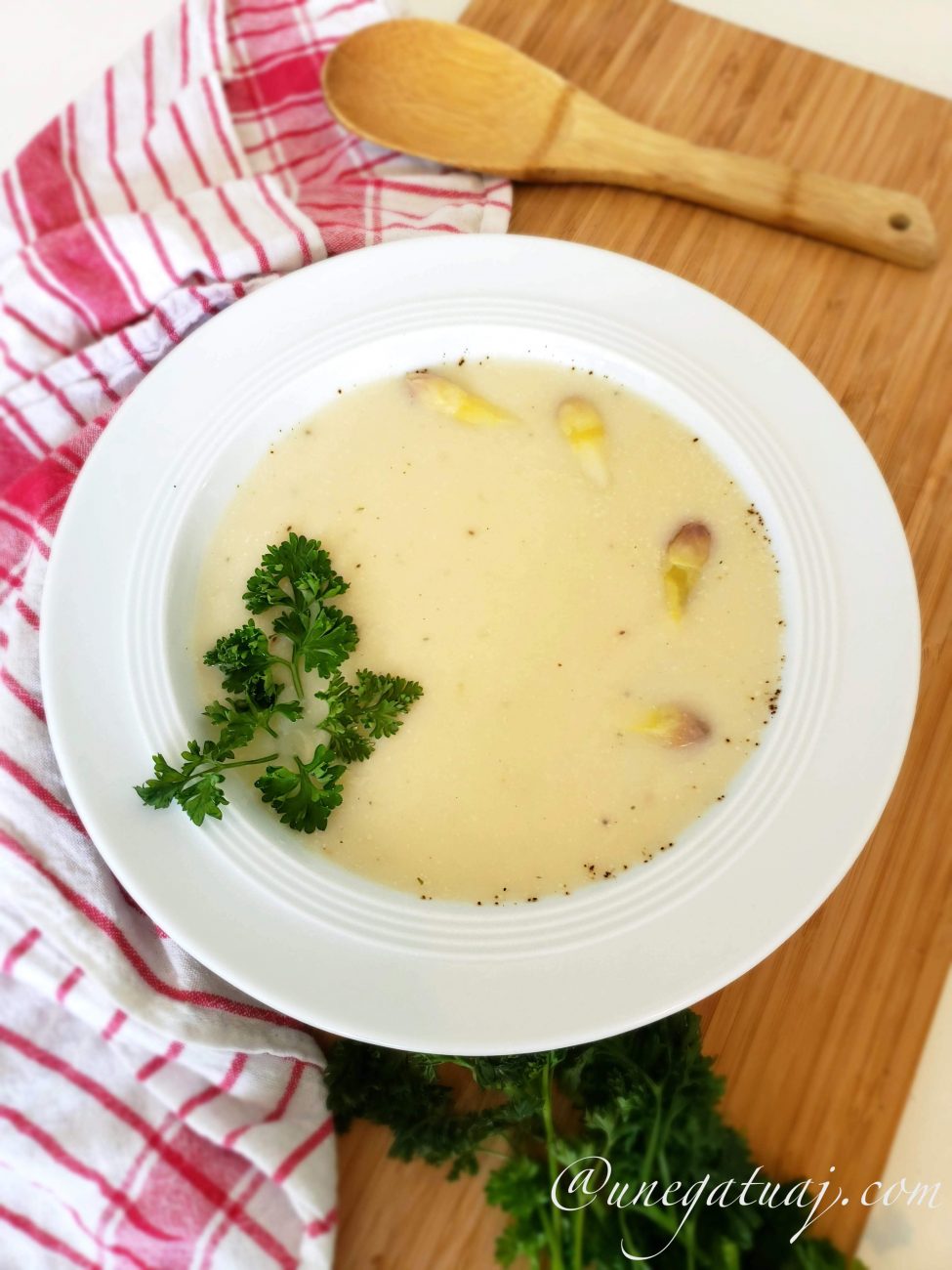 Supë krem me shparguj të bardhë