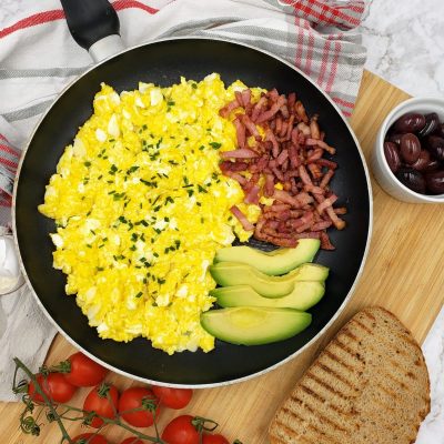 Mëngjes proteinik me vezë, pançetë dhe avokado